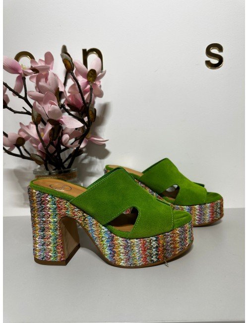 Zielone klapki na słupku od Velaide // 1460*