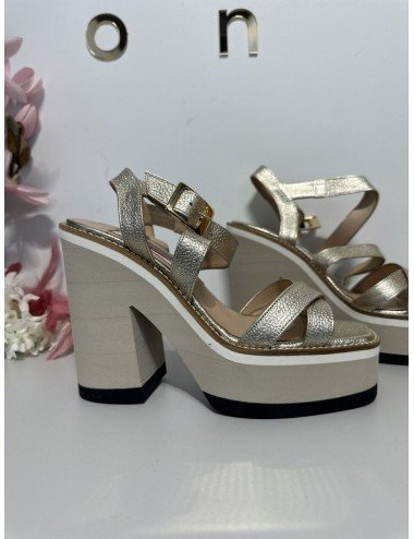 sandałki na słupku od SpazioModa Bologna // 1530*