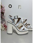Białe sandałki na słupku od SpazioModa Bologna  // 1531*