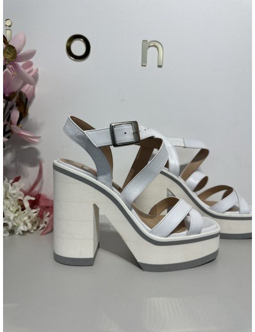 Białe sandałki na słupku od SpazioModa Bologna  // 1531*