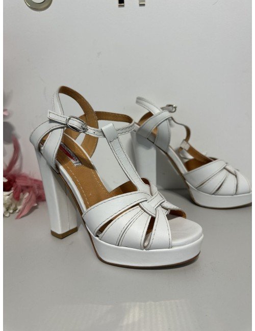 Białe sandałki na słupku // 1532*