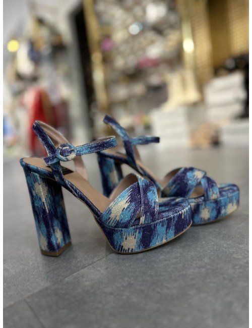 niebieskie buty na słupku // 1594