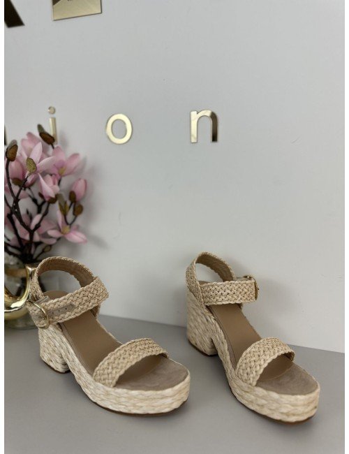 beżowe sandałki na obcasie // 1597