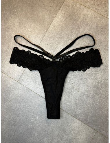 Czarne wygodne, a także zmysłowe stringi // 1723