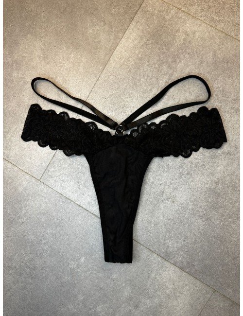 Czarne wygodne, a także zmysłowe stringi // 1723