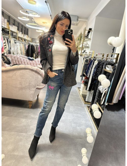 Spodnie jeansowe, lekko przecierane z napisem