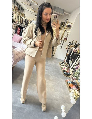 beżowa kurtka z kapturem