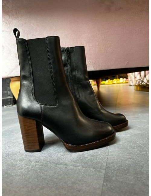 czarne botki na słupku // 2250*