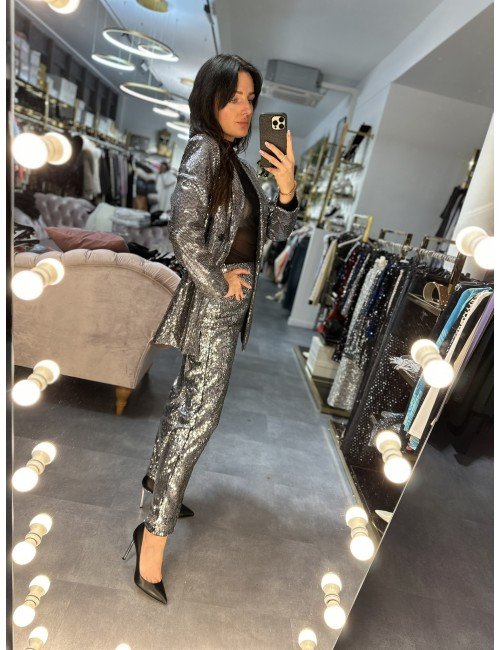 Srebrna, połyskująca marynarka od Adore Danew