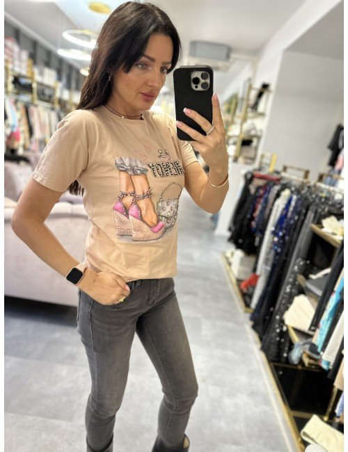 Beżowy t-shirt z ciekawym wzorem od Adore Danew