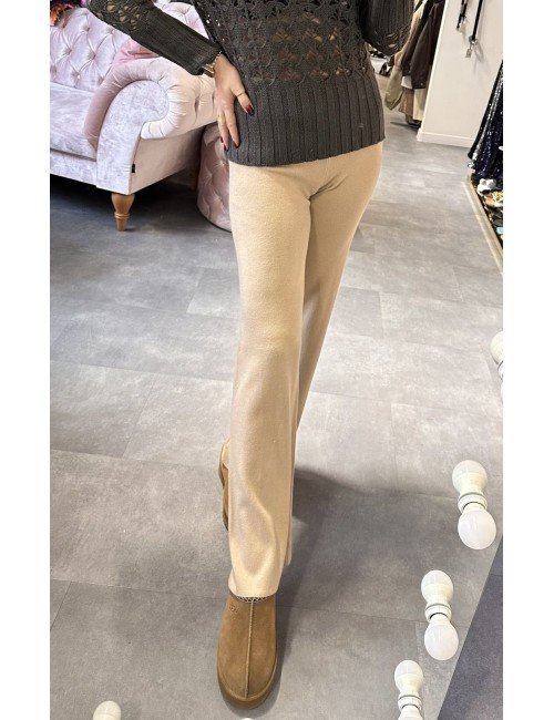 jasnobrązowe luźne spodnie // 2560*