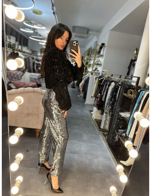 Czarna, połyskująca narzutka zapinana na guzik od Adore Danew