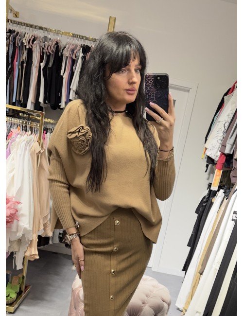 Brązowy sweter z kwiatem // 2768*